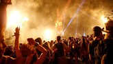 Di panggung lain, ada Tame Impala, Snow Patrol, The Chemical Brothers, Chris tine and the Queens, dan masih banyak lagi. (REUTERS/Henry Nicholls)