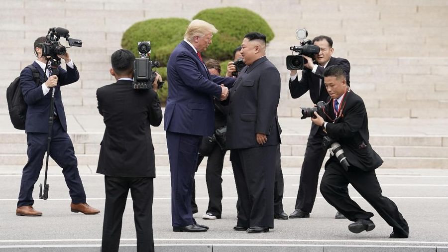 Pertemuan momen bersejarah karena Trump menjadi Presiden AS yang pertama kali menginjakkan kakinya ke tanah Korea Utara.