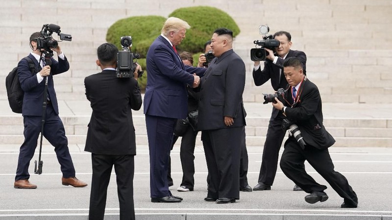 Pertemuan momen bersejarah karena Trump menjadi Presiden AS yang pertama kali menginjakkan kakinya ke tanah Korea Utara.