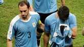 Kapten timnas Uruguay Diego Godin coba menghibur Luis Suarez yang menjadi satu-satunya eksekutor Uruguay yang gagal dalam adu penalti. (REUTERS/Sergio Moraes)