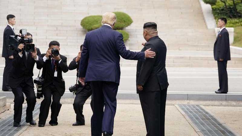 Pertemuan momen bersejarah karena Trump menjadi Presiden AS yang pertama kali menginjakkan kakinya ke tanah Korea Utara.
