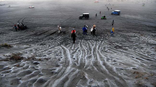 FOTO: Embun Beku di Hamparan Pasir Bromo