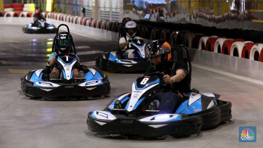 Pengunjung bisa mencoba sensasi balapan menggunakan mobil yang dirancang khusus mirip seperti mobil F1.