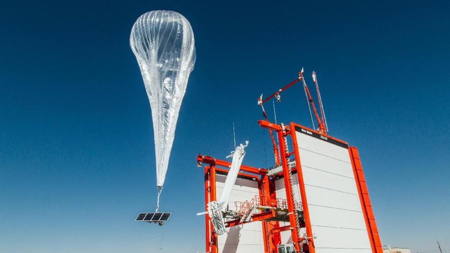 Balon udara raksasa Google bernama Project Loon yang punya tugas menyebarkan Internet di daerah-daerah terpencil.