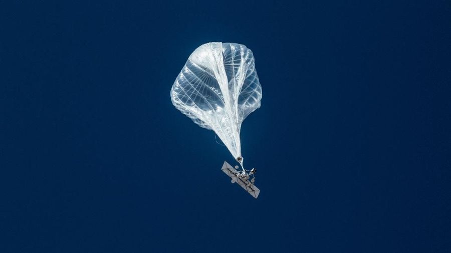 Balon udara raksasa Google bernama Project Loon yang punya tugas menyebarkan Internet di daerah-daerah terpencil.