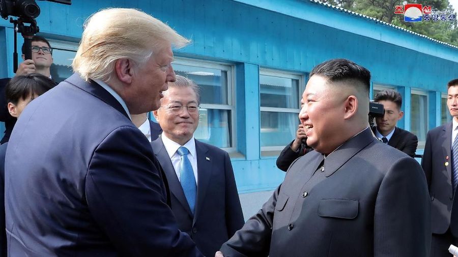 Donald Trump Bertemu Kim Jong Un