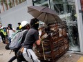 FOTO: Ricuh di Hong Kong, kala Troli Terobos Jendela Parlemen