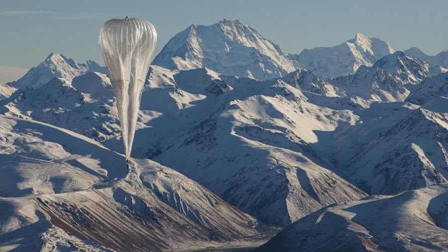 Balon udara raksasa Google bernama Project Loon yang punya tugas menyebarkan Internet di daerah-daerah terpencil.
