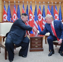 Kenapa Trump Masih Rileks Sikapi Peluncuran Rudal Korut?