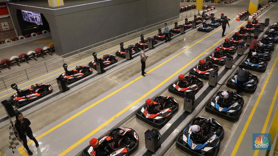 Pengunjung bisa mencoba sensasi balapan menggunakan mobil yang dirancang khusus mirip seperti mobil F1.
