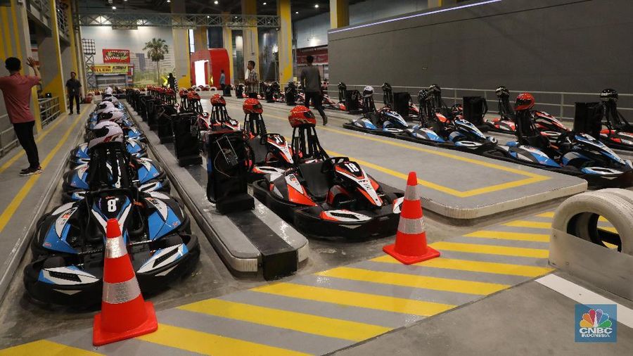 Pengunjung bisa mencoba sensasi balapan menggunakan mobil yang dirancang khusus mirip seperti mobil F1.