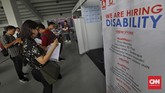 Para pencari kerja melihat stand lowongan kerja di gelaran Mega Career Expo, Gelora Bung Karno, Jakarta (2/6). (CNN Indonesia/Adhi Wicaksono)