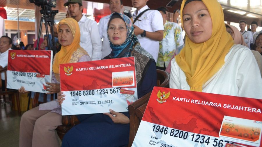 Kartu Pra Kerja, Kartu Indonesia Pintar (KIP), dan Kartu Sembako Murah meluncur 2020.