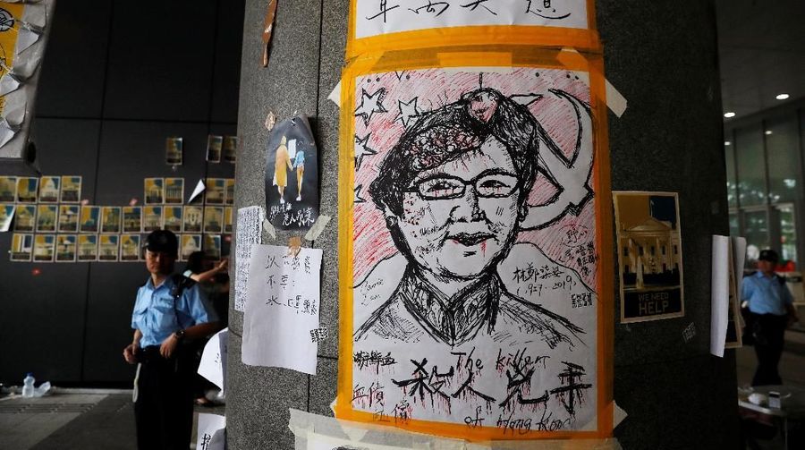 Petugas kepolisian berjaga di depan pintu masuk di gedung Legislatif usai benterok terjadi malam hari di Hong Kong.