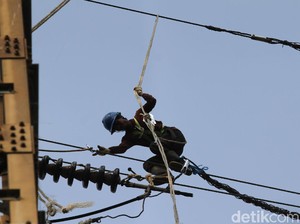 Material Tower Listrik Diangkut Hercules ke Daerah Terdampak Banjir di Sumatera