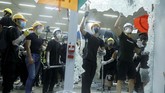 Aksi demonstrasi memperingati 22 tahun penyerahan Hong Kong dari Inggris kepada China berakhir rusuh, karena massa pengunjuk rasa menyerbu kompleks gedung pemerintahan. (REUTERS/Thomas Peter)