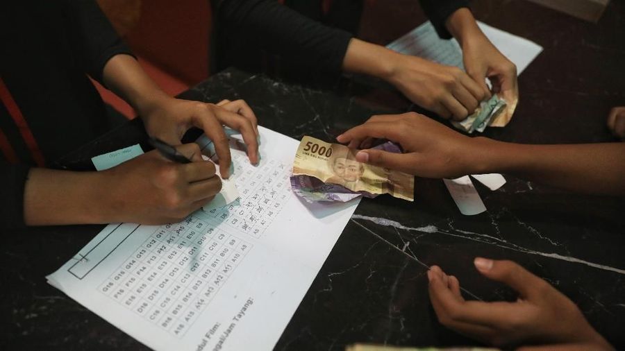 Bioskop Rakyat di dalam Pasar Jaya Teluk Gong, Penjaringan, Jakarta Utara menyediakan film nusantara dengan harga kurang dari 20.000.
