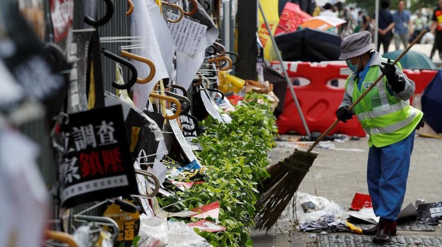 Ketegangan demonstran selama berminggu-minggu terhadap RUU itu berakhir ricuh pada hari Senin, dan membuat polisi Hong Kong menembakkan gas air mata