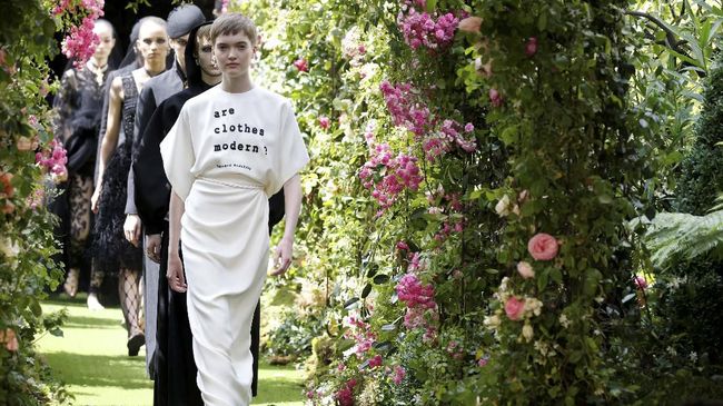 Dior dan Paradoks Feminitas dalam Sepotong Busana