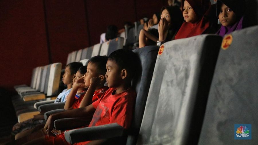 Bioskop Rakyat di dalam Pasar Jaya Teluk Gong, Penjaringan, Jakarta Utara menyediakan film nusantara dengan harga kurang dari 20.000.