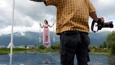 Tempat penginapan berupa hotel sampai homestay yang berada di bibir danau sepanjang 50 km ini sangat laku dipesan oleh turis. (REUTERS/Tingshu Wang)