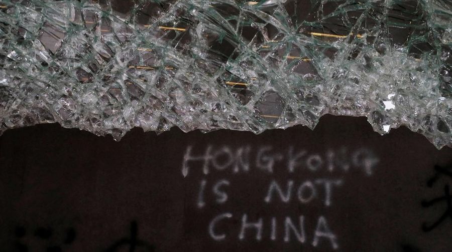 Ketegangan demonstran selama berminggu-minggu terhadap RUU itu berakhir ricuh pada hari Senin, dan membuat polisi Hong Kong menembakkan gas air mata