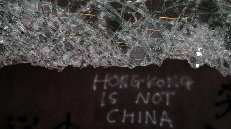 Ketegangan demonstran selama berminggu-minggu terhadap RUU itu berakhir ricuh pada hari Senin, dan membuat polisi Hong Kong menembakkan gas air mata