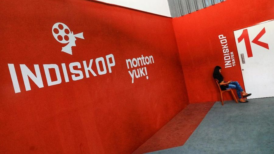 Bioskop Rakyat di dalam Pasar Jaya Teluk Gong, Penjaringan, Jakarta Utara menyediakan film nusantara dengan harga kurang dari 20.000.