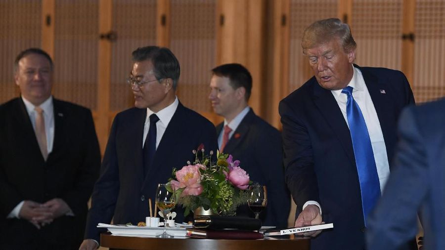 Presiden Moon Jae In mengundang EXO ini ke Gedung Biru untuk ikut jamuan makan malam bersama Presiden Amerika Serikat Donald Trump