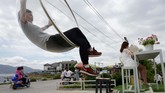 Turis wanita berfoto di Danau Erhai, Prefektur Dali Bai Autonomous, Provinsi Yunnan, China. (REUTERS/Tingshu Wang)
