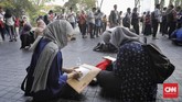 Rata-rata upah buruh laki-laki sebesar 3,05 juta dan rata-rata upah buruh perempuan sebesar 2,33 juta rupiah. (CNN Indonesia/Adhi Wicaksono)