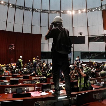 Duh! Demo di Hong Kong Porak Porandakan Gedung Legislatif