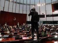 Duh! Demo di Hong Kong Porak Porandakan Gedung Legislatif