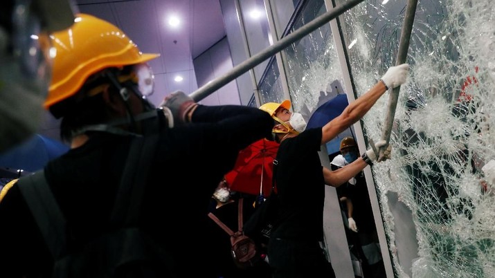 Demo Hingga Gedung DPR Rusak, Ada Apa dengan Hong Kong? Sehari setelah pengunjuk rasa di Hong Kong menyerbu dan merusak gedung legislatif, kondisi di luar gedung tampak tenang pada hari ini, Selasa (2/7/2019).