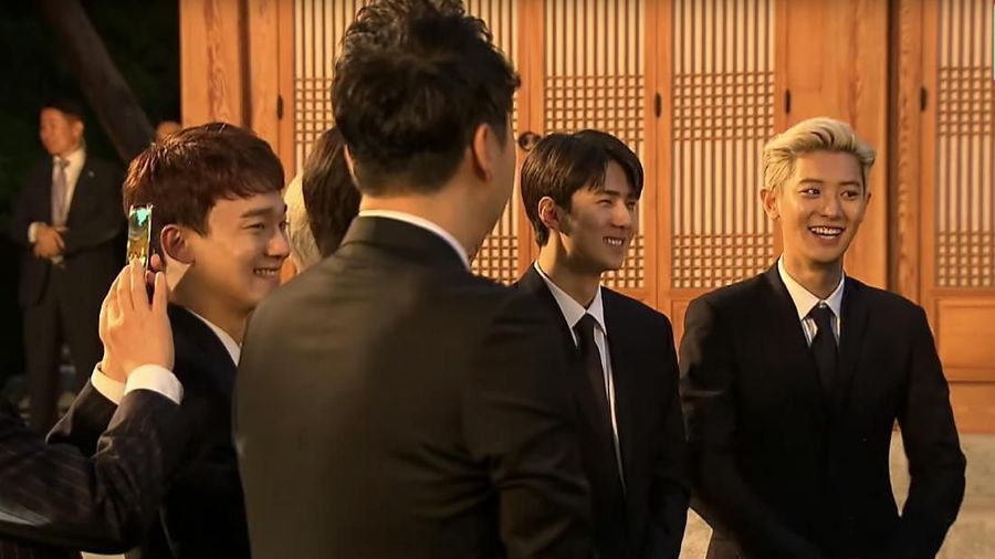 Presiden Moon Jae In mengundang EXO ini ke Gedung Biru untuk ikut jamuan makan malam bersama Presiden Amerika Serikat Donald Trump