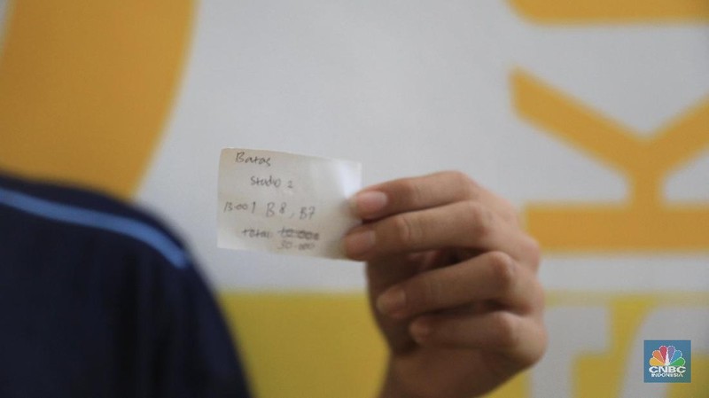 Bioskop Rakyat di dalam Pasar Jaya Teluk Gong, Penjaringan, Jakarta Utara menyediakan film nusantara dengan harga kurang dari 20.000.