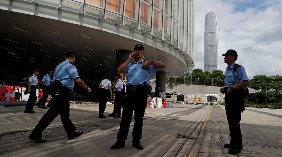 Petugas kepolisian berjaga di depan pintu masuk di gedung Legislatif usai benterok terjadi malam hari di Hong Kong.