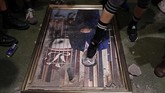 Para demonstran juga menginjak-injak dan merusak foto para pejabat pemerintahan di Hong Kong. (AP Photo/Vincent Yu)