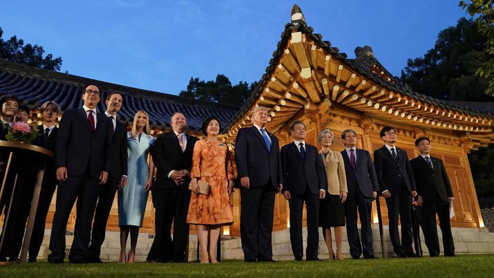 SOUTHKOREA-USA/TRUMP-ARRIVAL South Korea's President Moon Jae-in, U.S. President Donald Trump and their delegations pose for a picture before a dinner at the Presidential Blue House in Seoul, South Korea, June 29, 2019. REUTERS/Kevin Lamarque