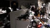 Massa demonstran merusak kaca lantas mencorat-coret bagian dalam gedung. Mereka juga menghancurkan sejumlah perlengkapan yang ada di dalamnya. (REUTERS/Tyrone Siu)