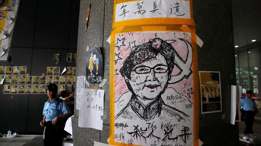 Ketegangan demonstran selama berminggu-minggu terhadap RUU itu berakhir ricuh pada hari Senin, dan membuat polisi Hong Kong menembakkan gas air mata