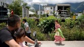 Turis asal China mendatangi danau yang berada di selatan Provinsi Yunan untuk berfoto dengan pose yang sedang viral di dunia maya. (REUTERS/Tingshu Wang)