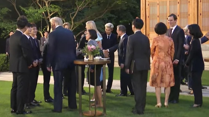Presiden Moon Jae In mengundang EXO ini ke Gedung Biru untuk ikut jamuan makan malam bersama Presiden Amerika Serikat Donald Trump