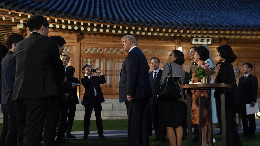 Presiden Moon Jae In mengundang EXO ini ke Gedung Biru untuk ikut jamuan makan malam bersama Presiden Amerika Serikat Donald Trump