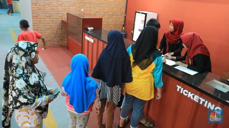Bioskop Rakyat di dalam Pasar Jaya Teluk Gong, Penjaringan, Jakarta Utara menyediakan film nusantara dengan harga kurang dari 20.000.