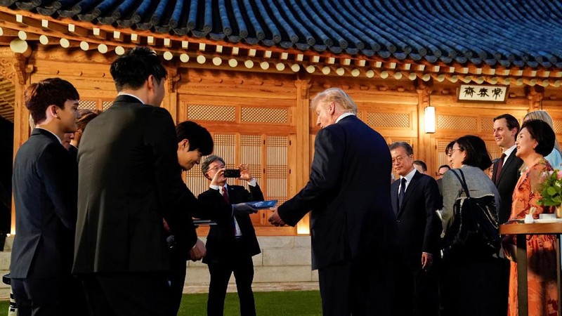 Presiden Moon Jae In mengundang EXO ini ke Gedung Biru untuk ikut jamuan makan malam bersama Presiden Amerika Serikat Donald Trump