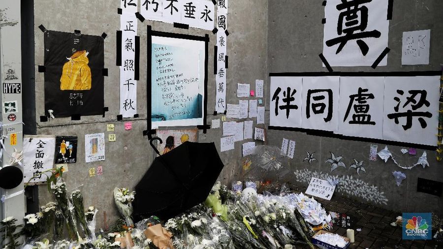Ketegangan demonstran selama berminggu-minggu terhadap RUU itu berakhir ricuh pada hari Senin, dan membuat polisi Hong Kong menembakkan gas air mata