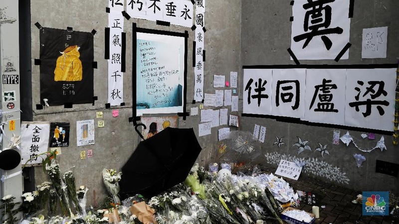 Ketegangan demonstran selama berminggu-minggu terhadap RUU itu berakhir ricuh pada hari Senin, dan membuat polisi Hong Kong menembakkan gas air mata