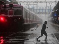 Ratusan Penumpang Terperangkap di Kereta Akibat Banjir