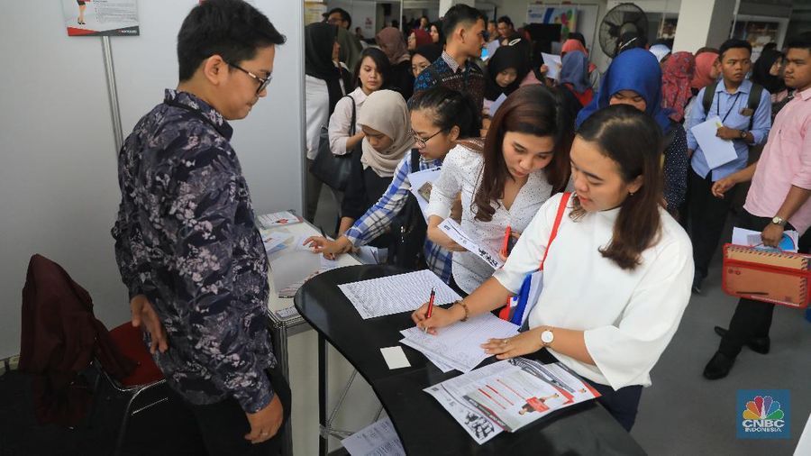 Ratusan Orang Rela Antre di GBK Demi Mencari Kerja (CNBC Indonesia/Andrean Kristianto)